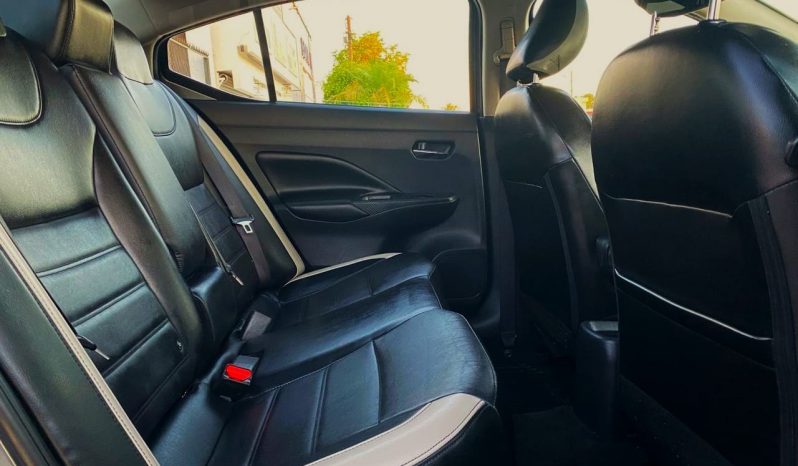 Nissan Versa Platinum 2021 lleno