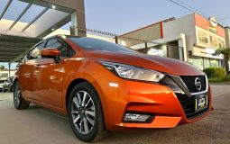 Nissan-Versa-Advance-Aut-2020-Naranja-1