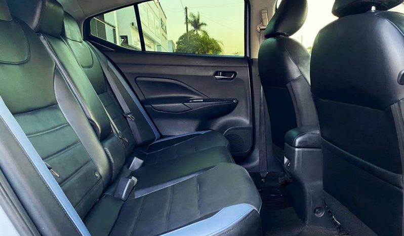 Nissan Versa Exclusive 2025 lleno