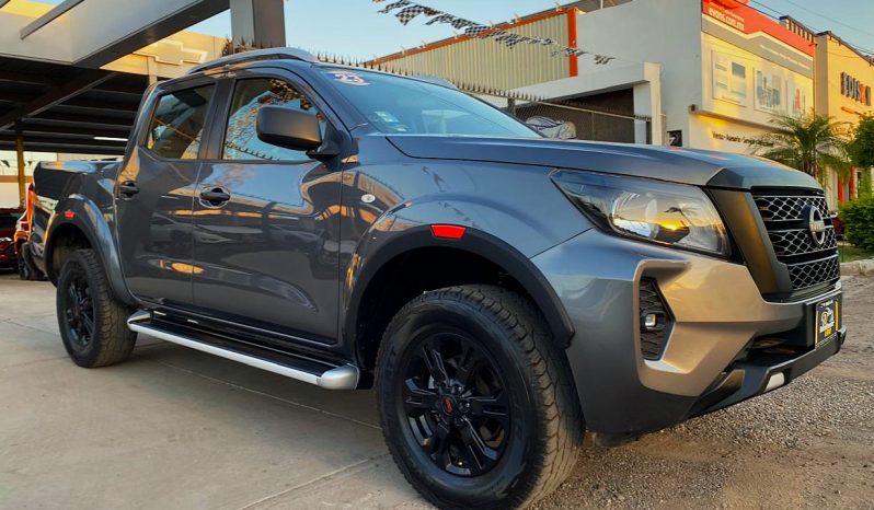 Nissan-Frontier-SE-Aut-2023-Gris-1