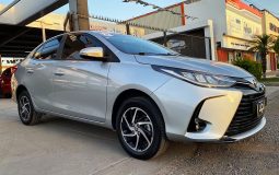 Toyota-Yaris-S-Std-2022-Plata-1