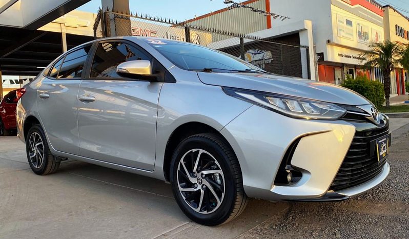 Toyota-Yaris-S-Std-2022-Plata-1